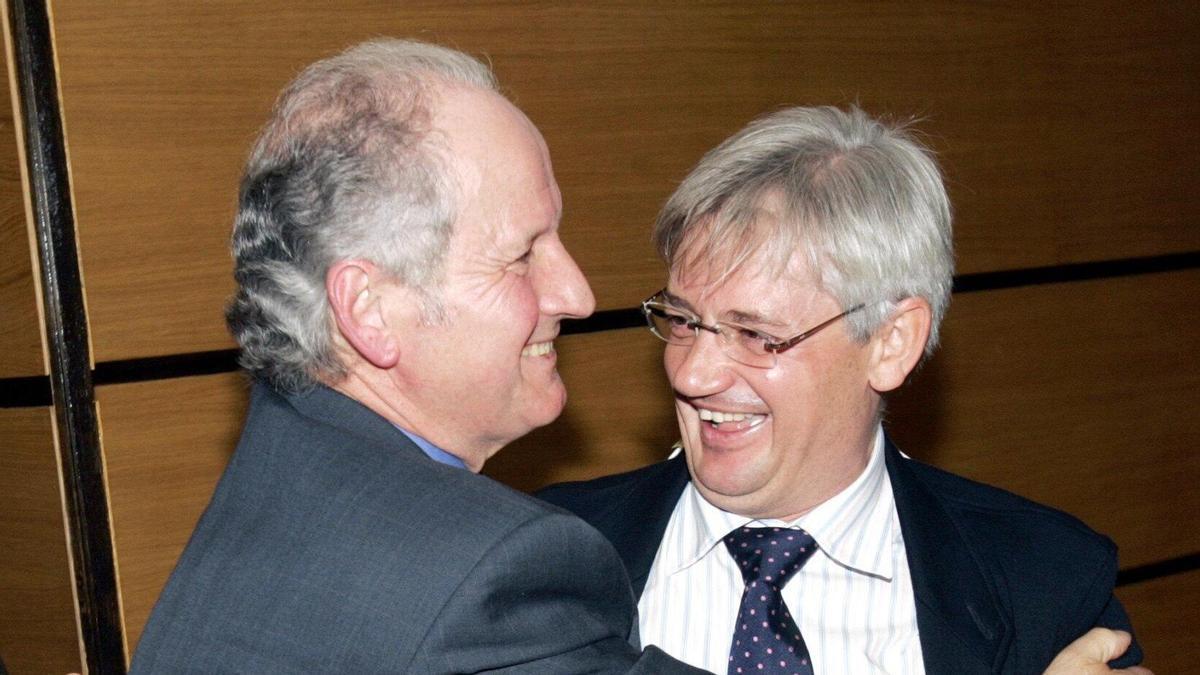 El exconsejero Atutxa, con su asesor Jon Goikolea, en una imagen de 2005