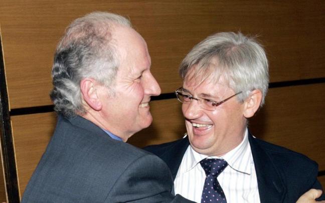 El exconsejero Atutxa, con su asesor Jon Goikolea, en una imagen de 2005