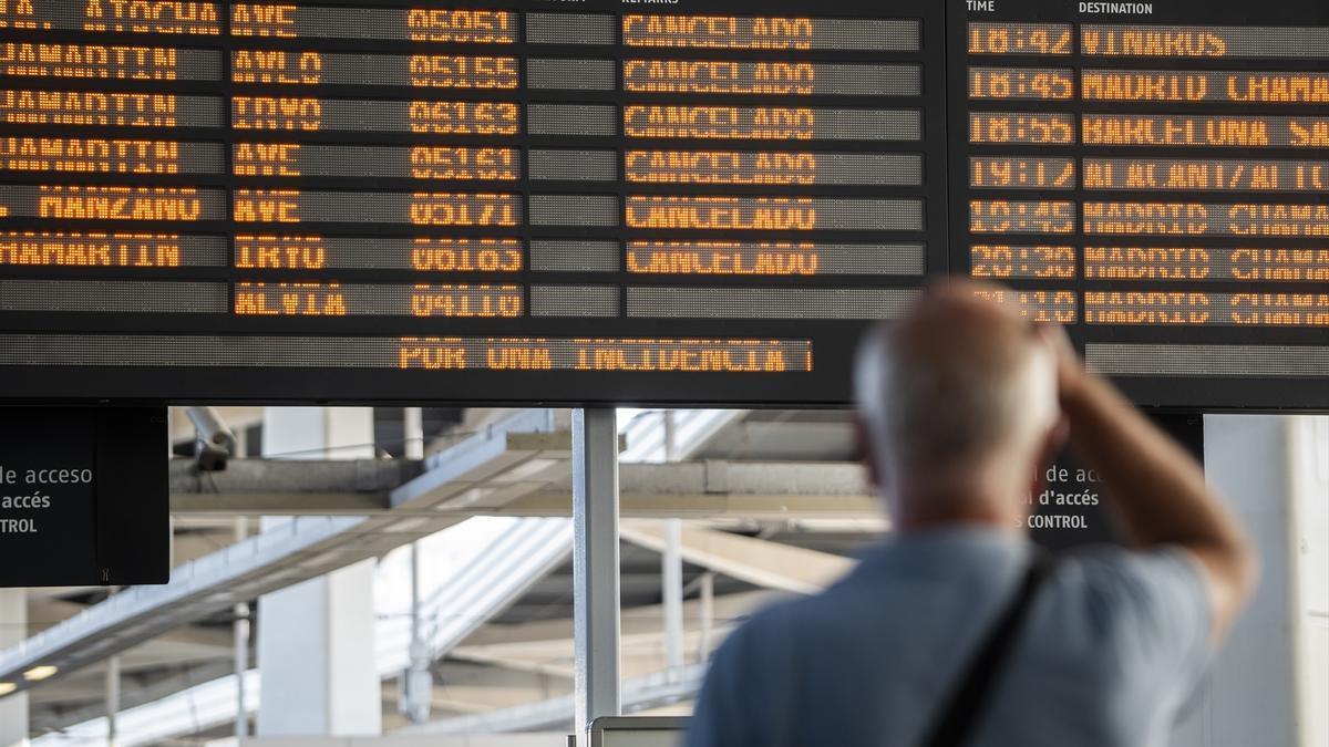 Un panel de viajes cancelados de la estación de AVE Joaquín Sorolla (València) tras la incidencia.