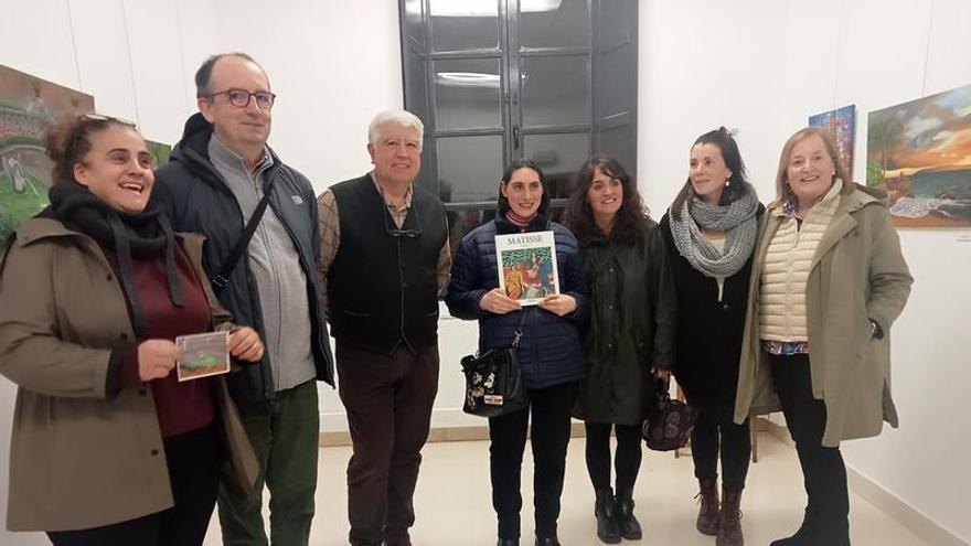 Alazne Mancha, con responsables del Museo de Orduña, en la inauguración de la muestra