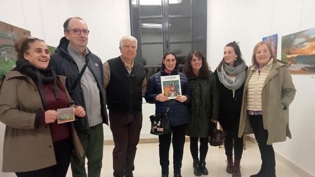 Alazne Mancha, con responsables del Museo de Orduña, en la inauguración de la muestra