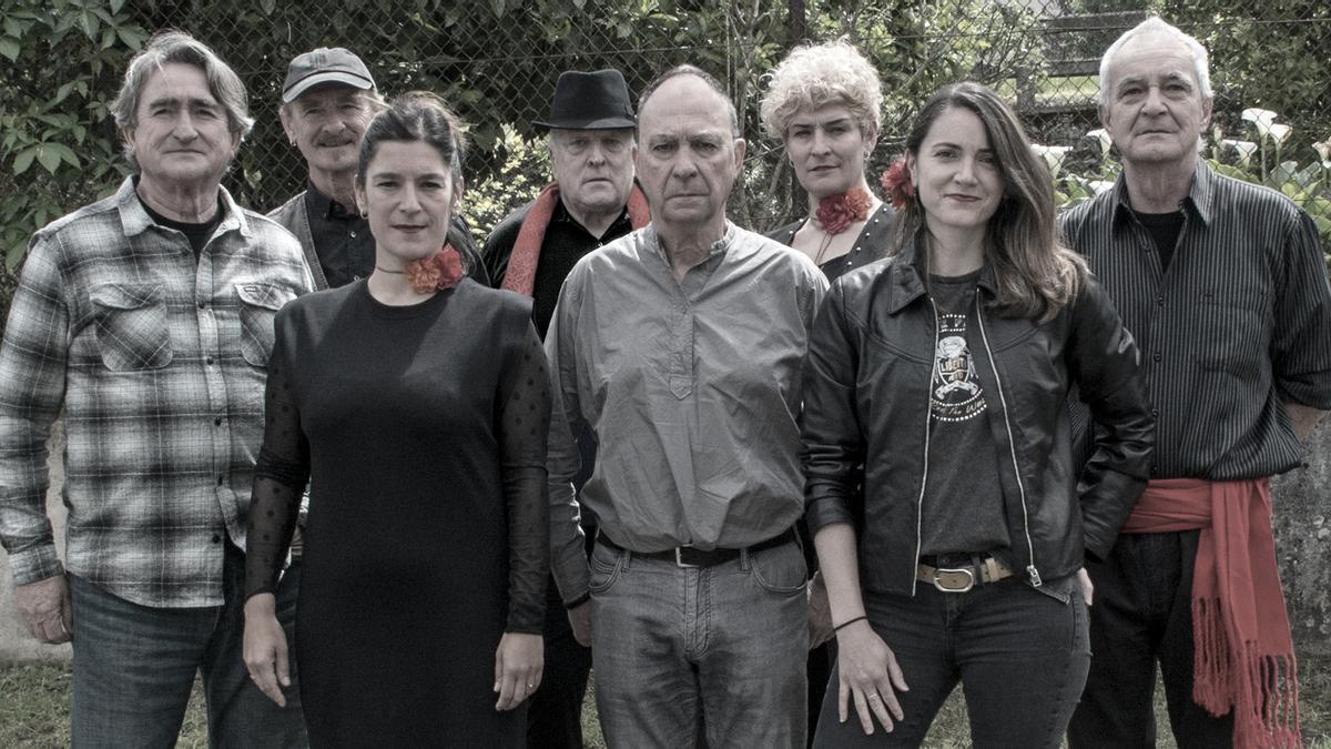 Alfonso Guilló, en el centro, junto al resto de integrantes de Alguillo & Alkimistak.