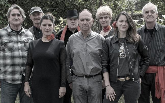 Alfonso Guilló, en el centro, junto al resto de integrantes de Alguillo & Alkimistak.