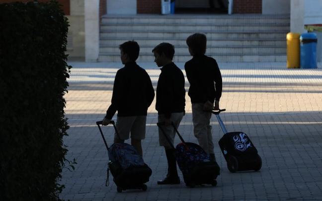 Varios alumnos acuden a clase.