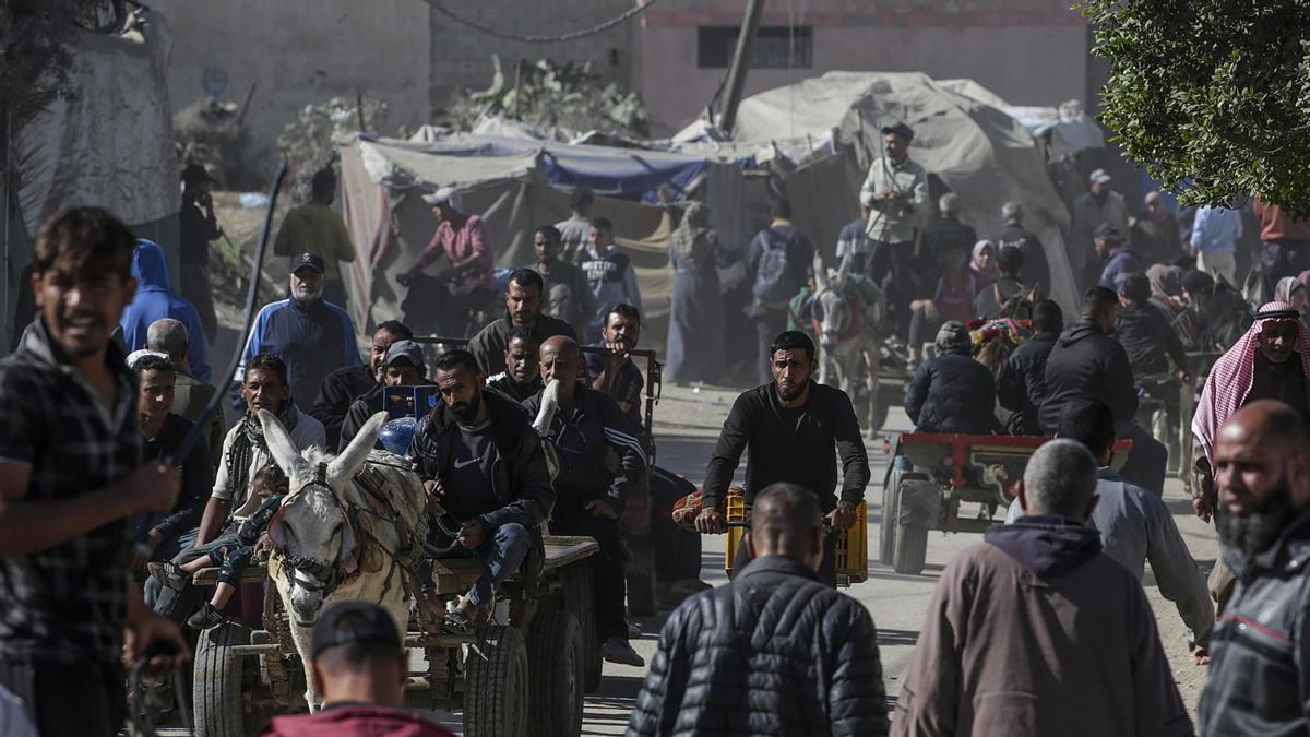 Desplazados palestinos montan carros tirados por burros ante la falta de fuel en Deir Al Balah.