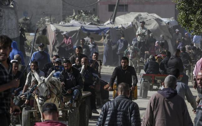 Desplazados palestinos montan carros tirados por burros ante la falta de fuel en Deir Al Balah.