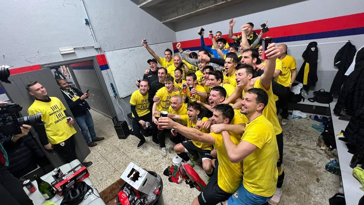Jugadores y cuerpo técnico celebran el ascenso en el vestuario de Txerloia