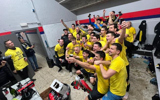 Jugadores y cuerpo técnico celebran el ascenso en el vestuario de Txerloia Jugadores y cuerpo técnico celebran el ascenso en el vestuario de Txerloia