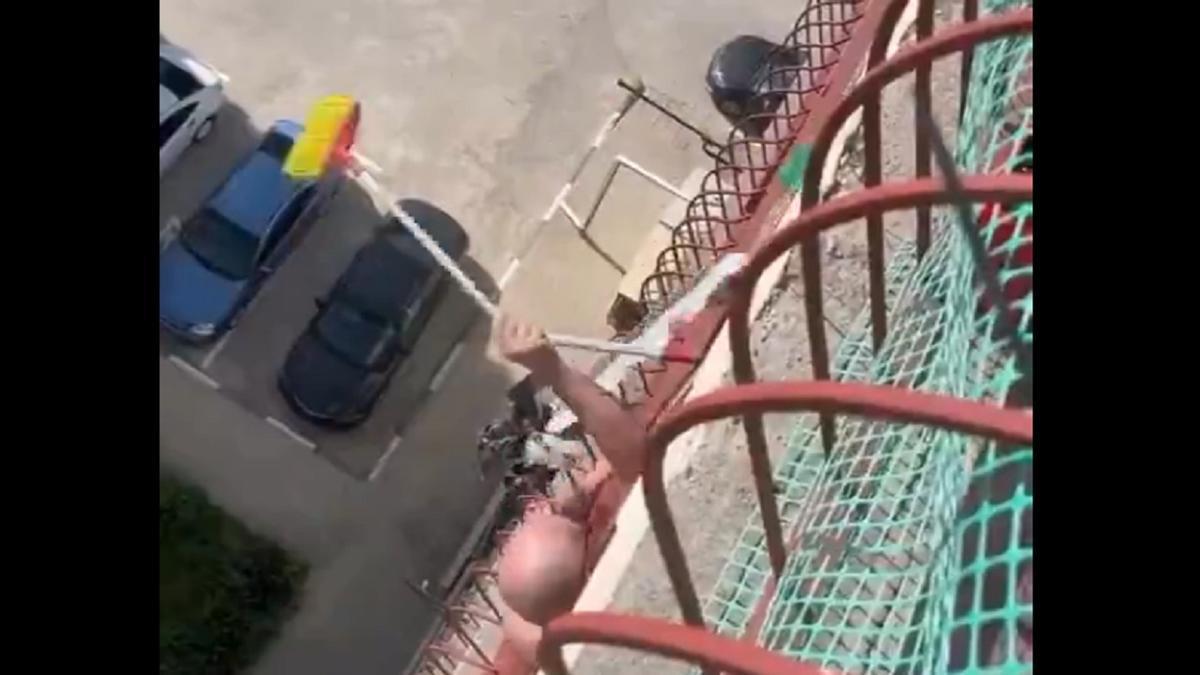 Un momento de la surrealista pelea a escobazos.