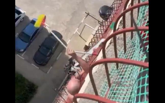 Un momento de la surrealista pelea a escobazos.