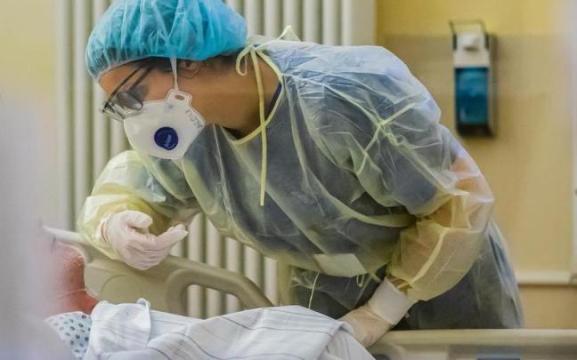 Un residente atiende a un paciente de coronavirus / DPA Un residente atiende a un paciente de coronavirus