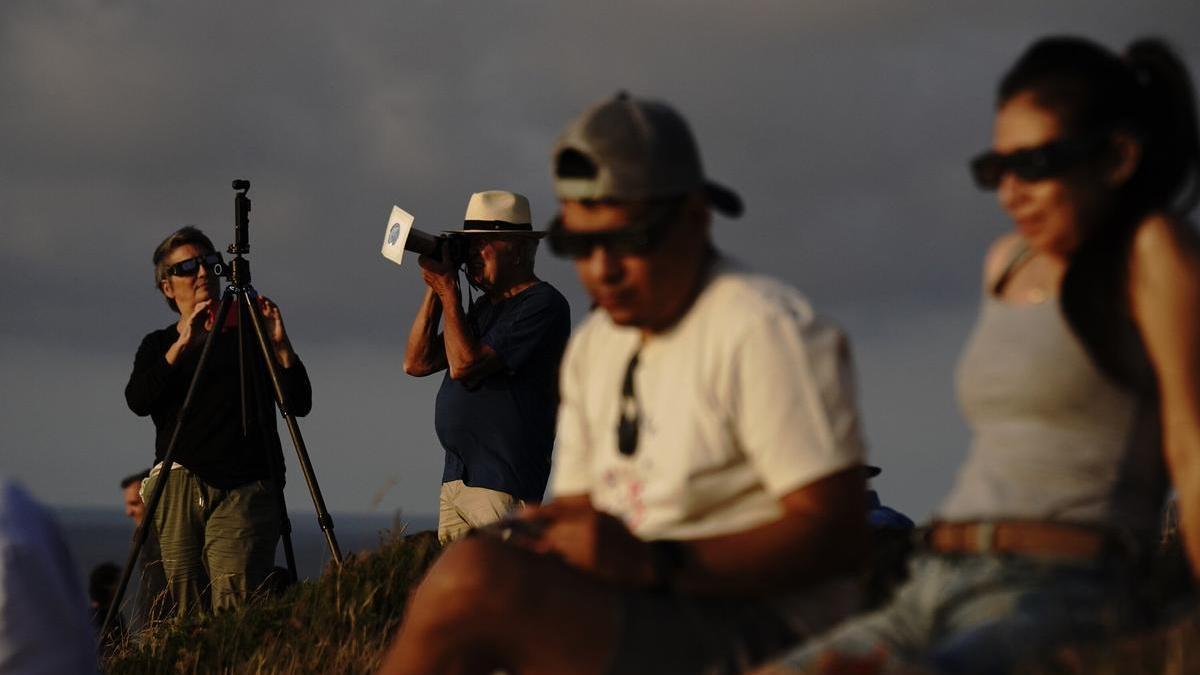 Varias personas observan el eclipse desde Punta Galea, en Getxo.
