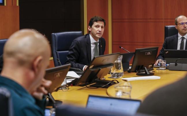 El consejero de Hacienda y Finanzas, Noël d'Anjou, en su comparecencia en el Parlamento Vasco / Irekia El consejero de Hacienda y Finanzas, Noël d'Anjou, en su comparecencia en el Parlamento Vasco