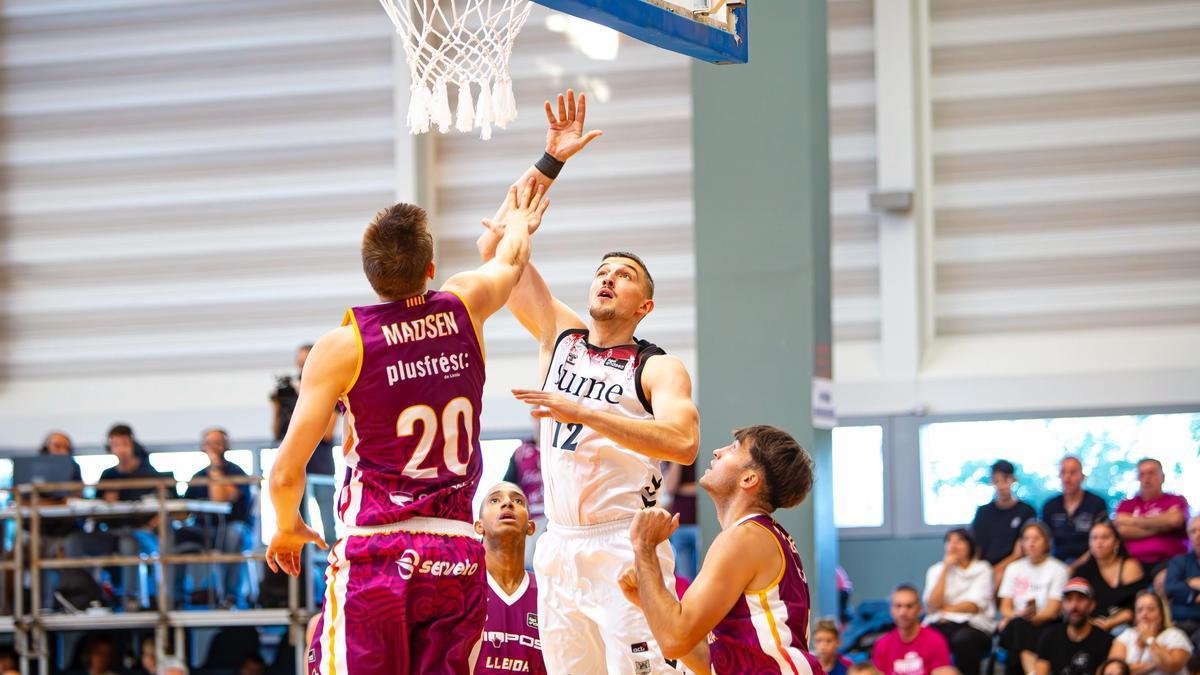 Una instantánea del duelo jugado entre ambos el pasado mes de septiembre en plena pretemporada. / HIOPOS LLEIDA