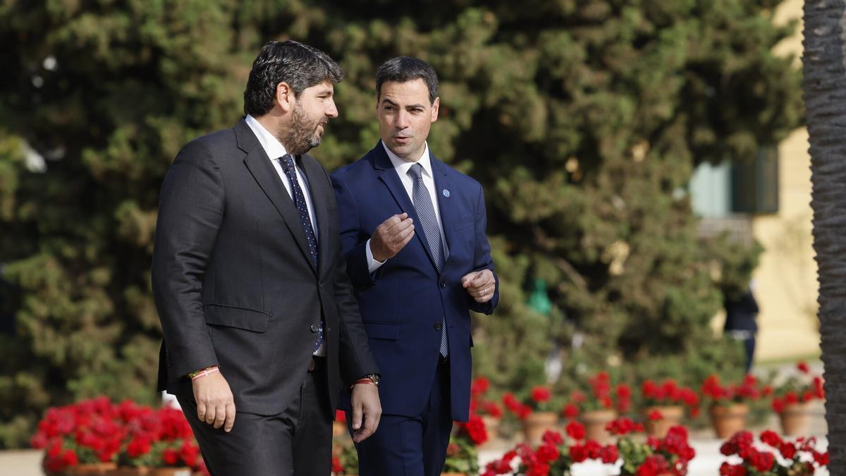 Imanol Pradales (d) y Fernando López Miras, a su llegada a la XXVIII Conferencia de Presidentes.