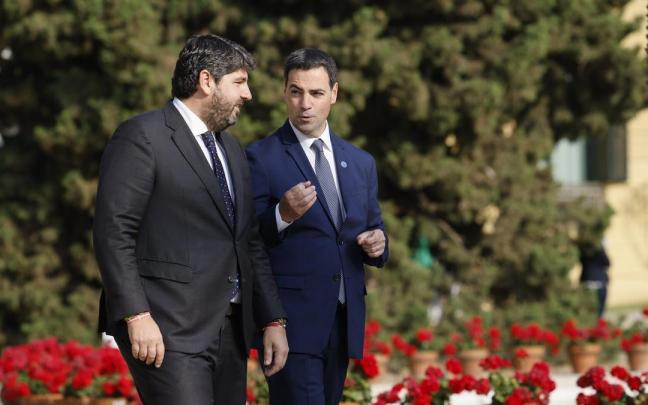 Imanol Pradales (d) y Fernando López Miras, a su llegada a la XXVIII Conferencia de Presidentes.