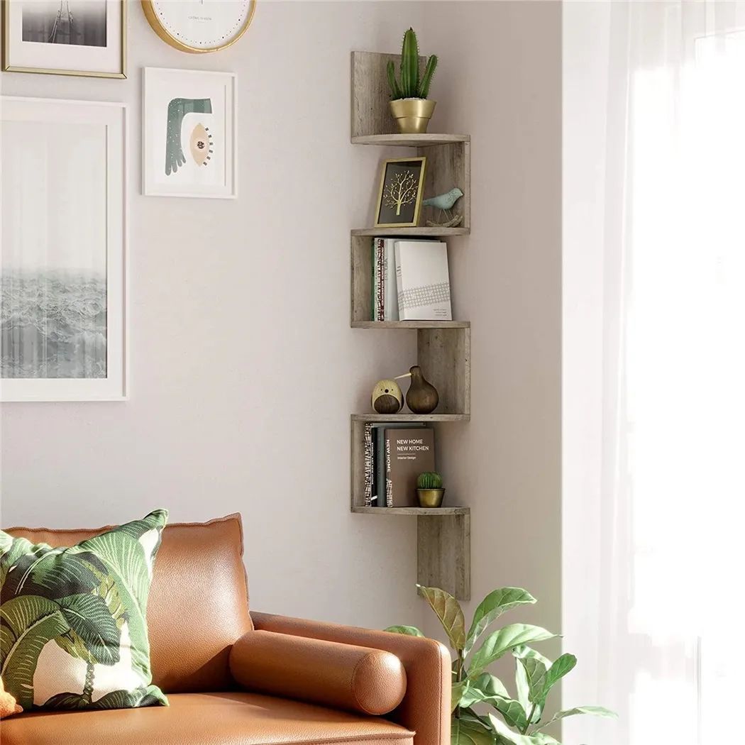 Robusta estantería de madera con un diseño sencillo y sofisticado de estilo moderno,