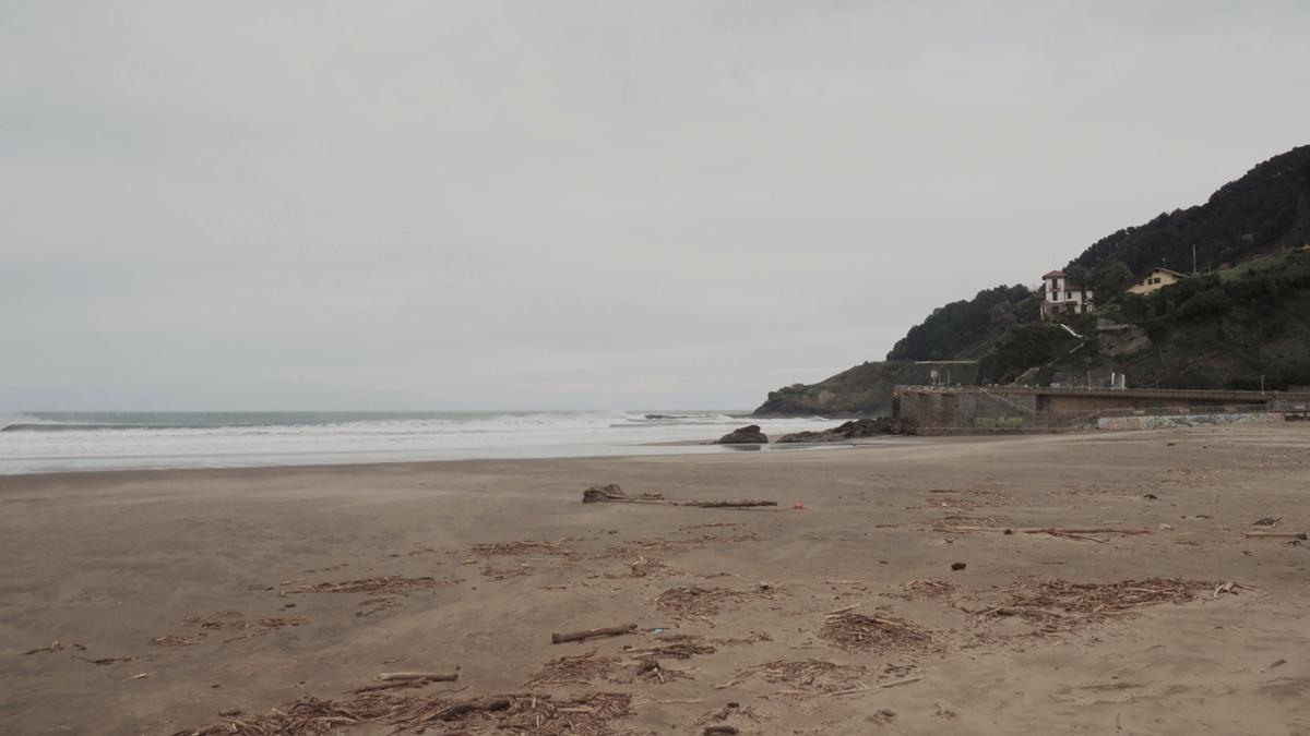 Vista de la playa de Santiago, sin bañistas ni personas paseando, en un día de invierno