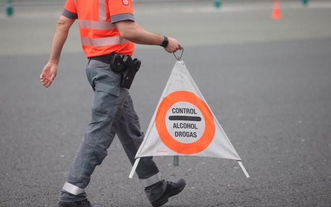 Un agente de la Policía Foral coloca una señal en un control de alcohol y drogas. Un agente de la Policía Foral coloca una señal en un control de alcohol y drogas.