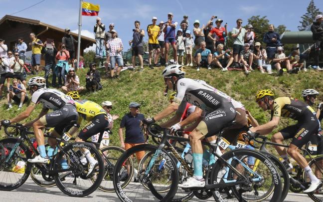 Pello Bilbao rueda junto a Mikel Landa y el líder, Vingegaard. Pello Bilbao rueda junto a Mikel Landa y el líder, Vingegaard.