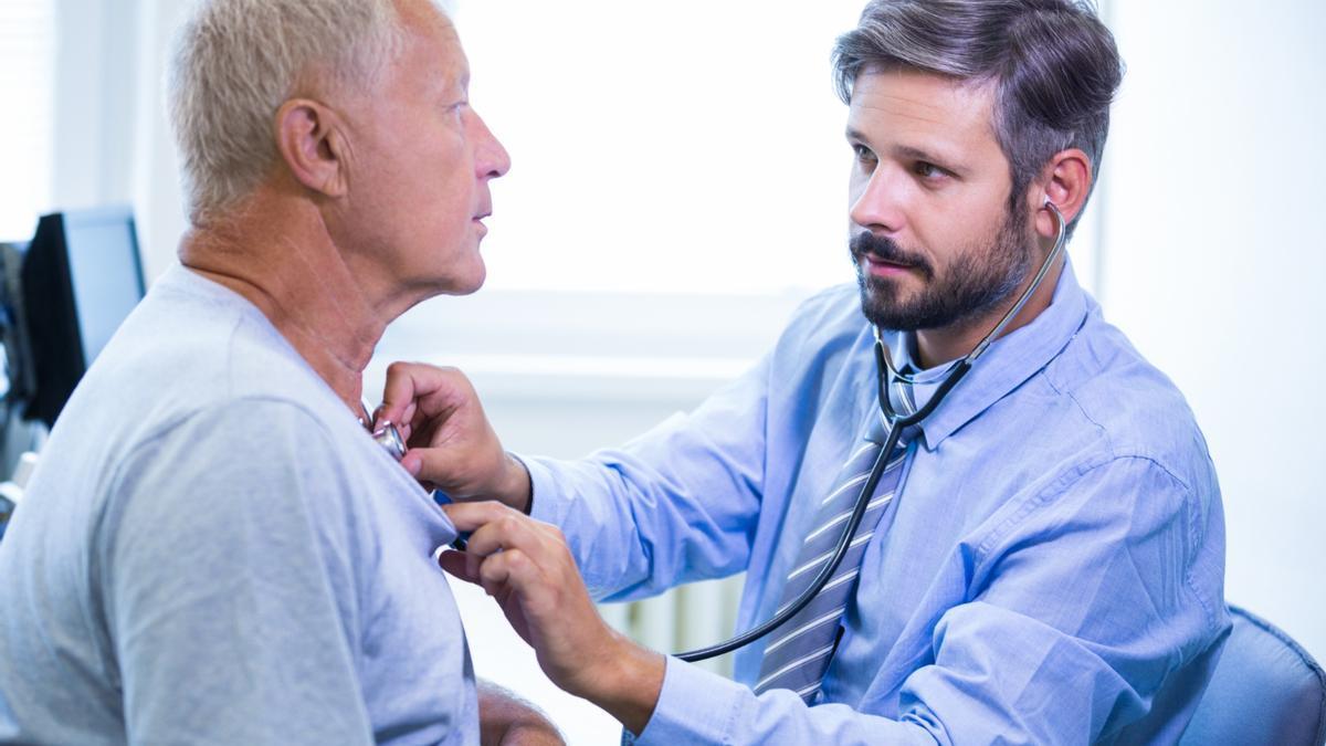 Un médico analiza la salud cardiovascular de un paciente