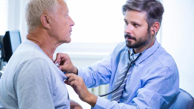 Un médico analiza la salud cardiovascular de un paciente