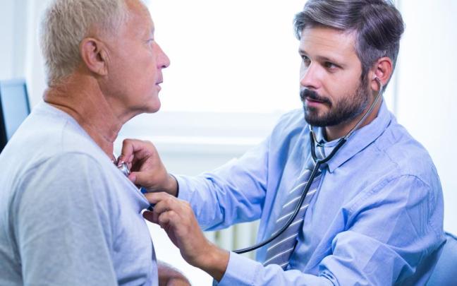 Un médico analiza la salud cardiovascular de un paciente