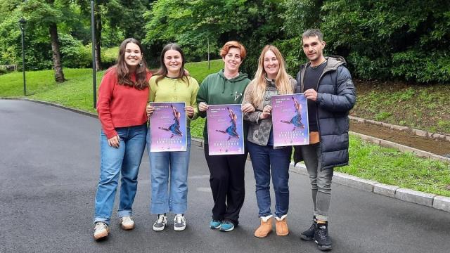 Representantes de los grupos participantes en el Dantzaren Eguna 2025. / B.U. Representantes de los grupos participantes en el Dantzaren Eguna 2025.