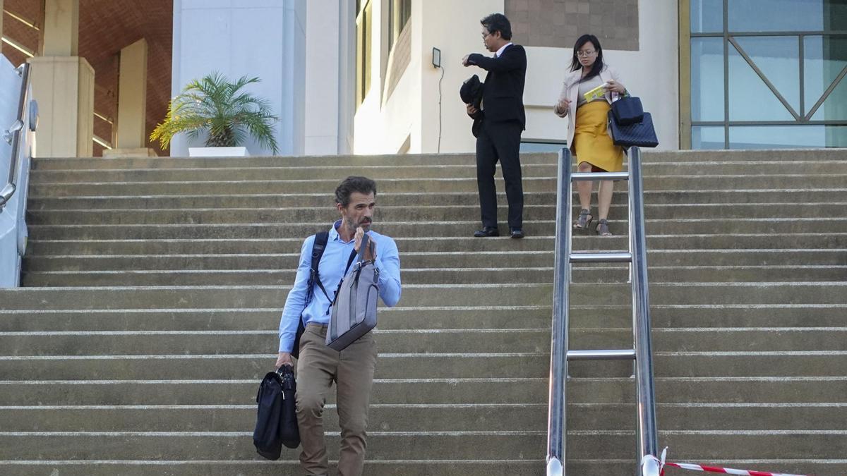 Rodolfo Sancho abandona el tribunal tras la última sesión del juicio a su hijo.