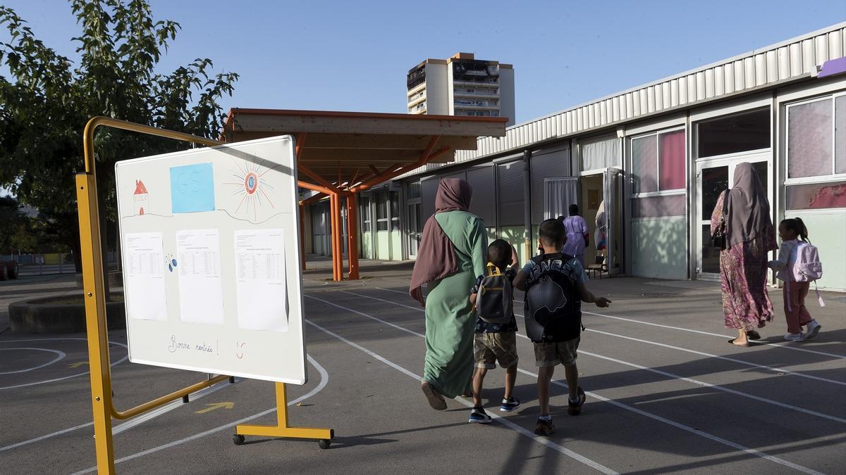 Escolares accediendo al colegio en Montepellier junto a sus padres