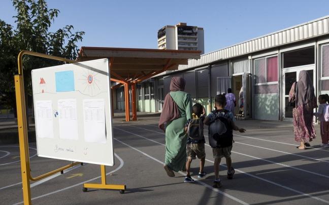 Escolares accediendo al colegio en Montepellier junto a sus padres Escolares accediendo al colegio en Montepellier junto a sus padres