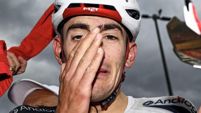 Igor Arrieta, emocionado al extremo tras la victoria de etapa.