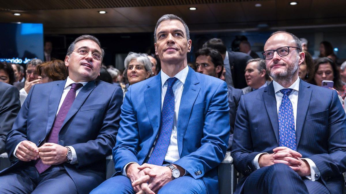 Pedro Sánchez, junto al ministro de Exteriores, José Manuel Albares (i).