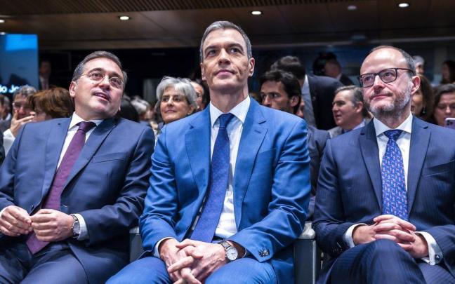 Pedro Sánchez, junto al ministro de Exteriores, José Manuel Albares (i).