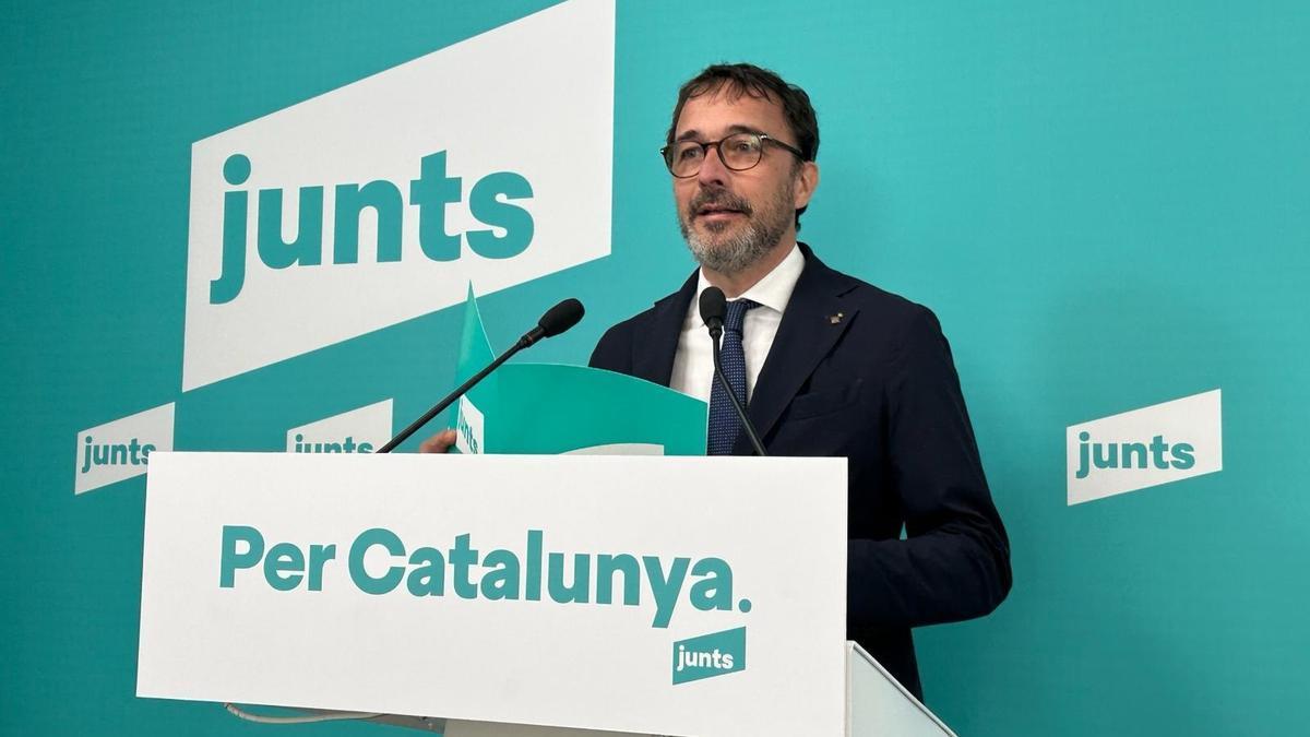 El portavoz de Junts, Josep Rius, en una rueda de prensa este lunes.