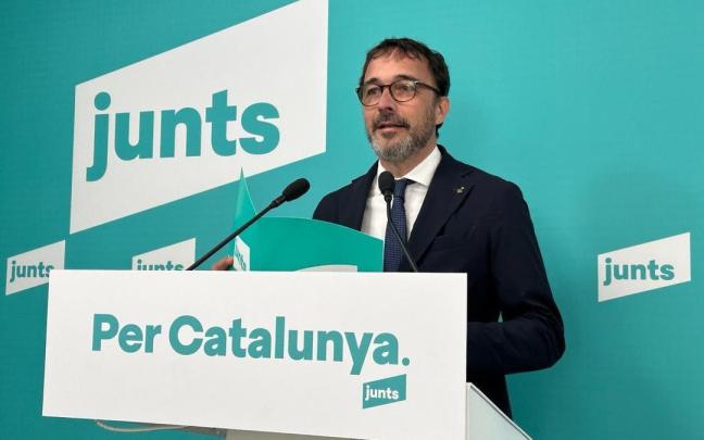 El portavoz de Junts, Josep Rius, en una rueda de prensa este lunes.