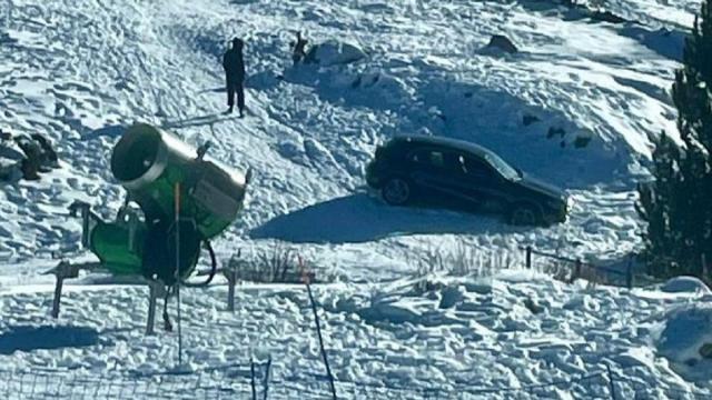 El coche, atrapado en la nieve en Andorra.