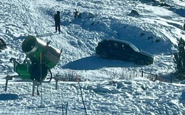 El coche, atrapado en la nieve en Andorra.