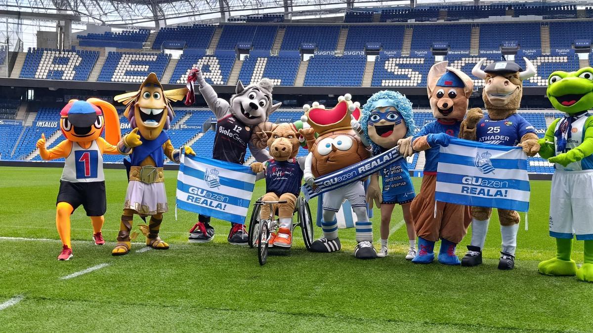 Las mascotas guipuzcoanas muestran su apoya a Txurdin antes de su partida a Sevilla.