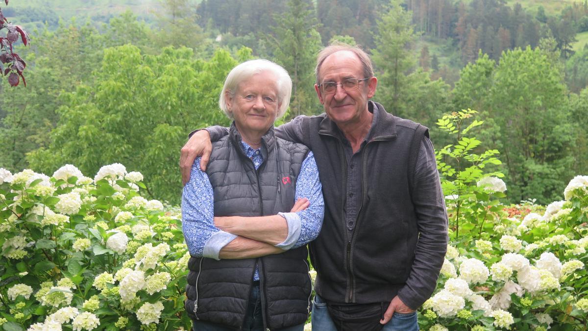 Sarah Turtle eta Iñaki Mendiguren, beraien etxeko lorategian.