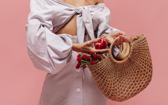Una mujer con un bolso de paja. Una mujer con un bolso de paja.