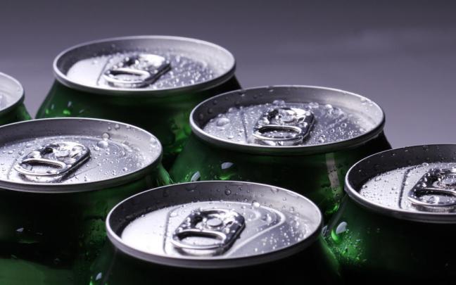 Galicia prepara una ley para prohibir la venta de bebidas energéticas a menores.