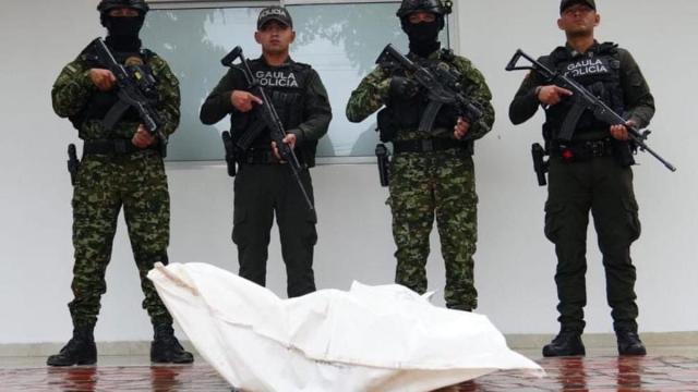 Fuerzas de seguridad colombianas con el supuesto cadáver del cabecilla del ELN conocido como 'Resorte'.