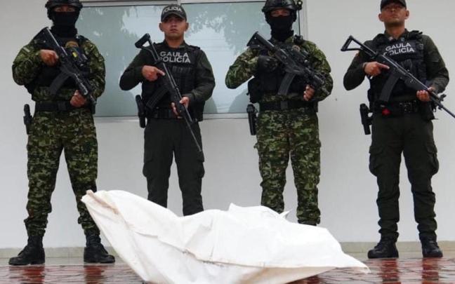 Fuerzas de seguridad colombianas con el supuesto cadáver del cabecilla del ELN conocido como 'Resorte'.