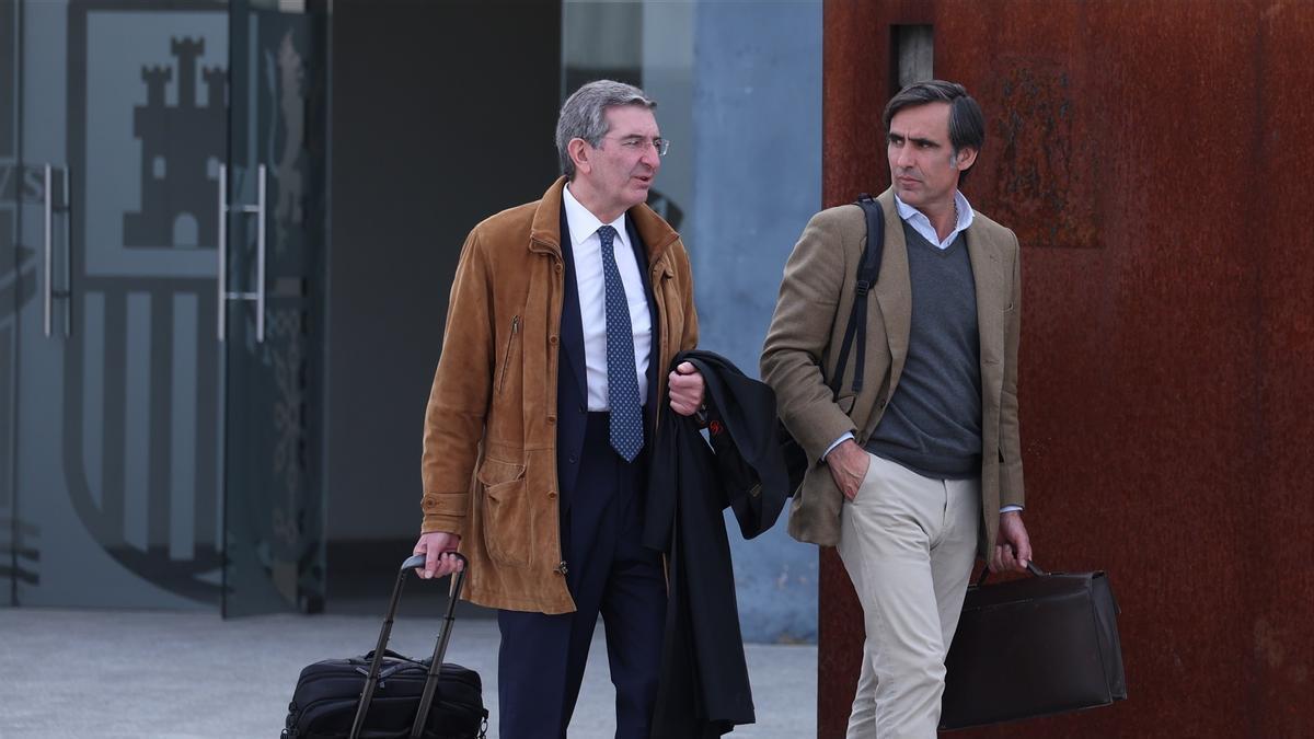 El hijo de Ruiz-Mateos, José María Ruiz-Mateos (d), y un abogado salen de un juicio por ‘Nueva Rumasa’, en la sede de la Audiencia Nacional de San Fernando de Henares, a 29 de enero de 2024.