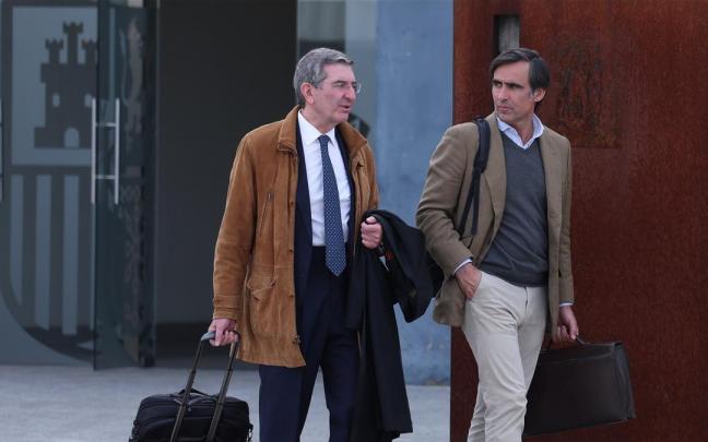 El hijo de Ruiz-Mateos, José María Ruiz-Mateos (d), y un abogado salen de un juicio por ‘Nueva Rumasa’, en la sede de la Audiencia Nacional de San Fernando de Henares, a 29 de enero de 2024.