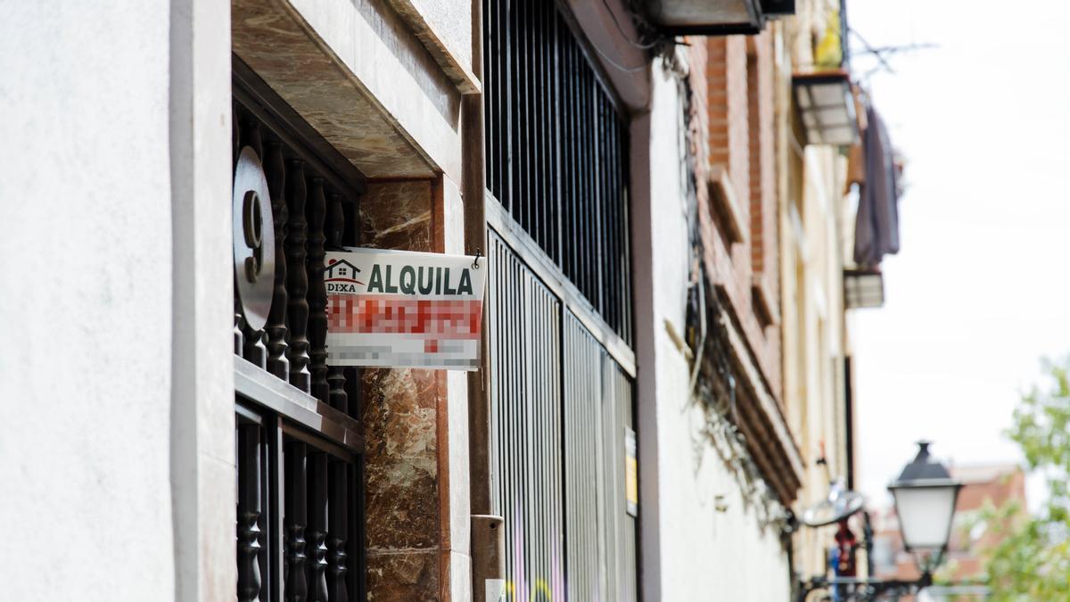 Un cartel de 'Alquila' de una inmobiliaria