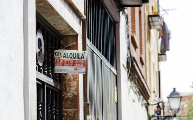 Un cartel de 'Alquila' de una inmobiliaria