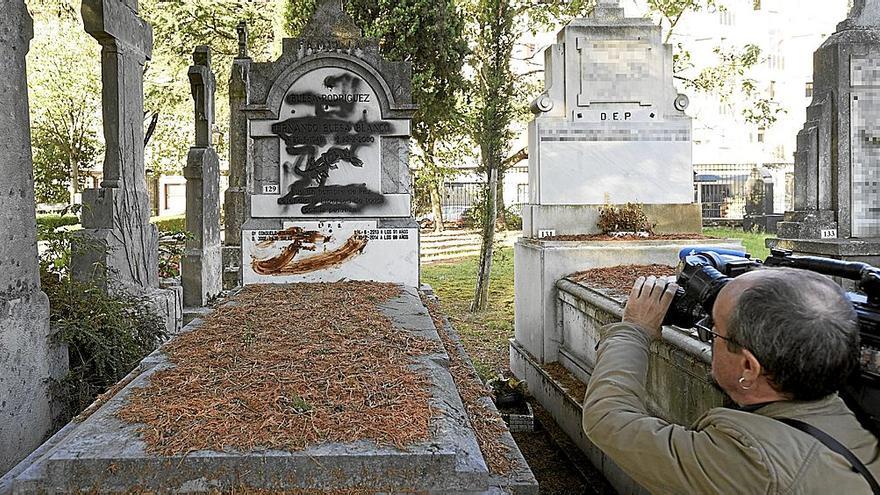 La tumba de Fernando Buesa, en el cementerio de Santa Isabel de Gasteiz, fue atacada por desconocidos con pintura y heces.