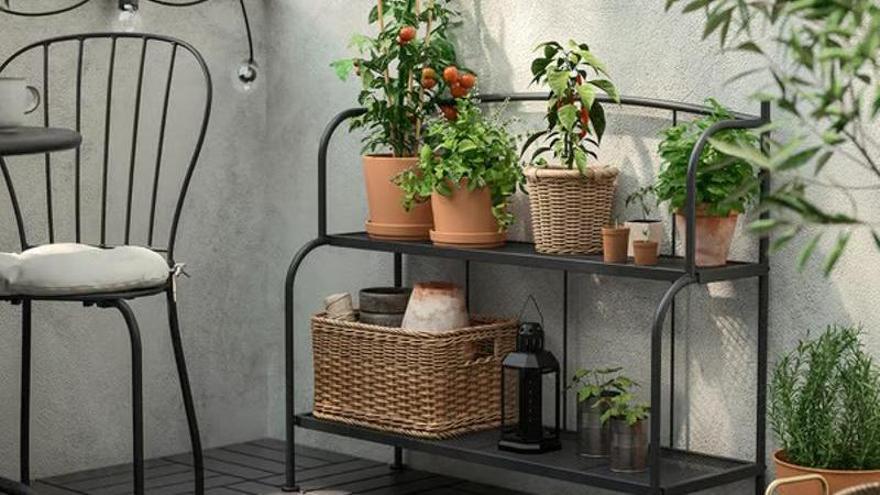 Imagen de la estantería gris para exteriores e interiores Lacko de Ikea
